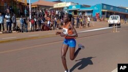 Atlet Rebecca Cheptegei saat bertanding di nomor lari 10 kilometer di Kapchorwa, Uganda, pada 20 Januari 2023. (Foto: AP)