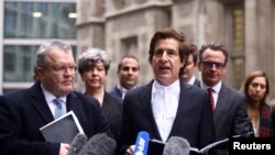 নিউজ গ্রুপ ক্ষমা এবং ক্ষতিপূরণে রাজি হওয়ার পর প্রিন্স হ্যারির আইনজীবী ডেভিড শেরবর্ন লন্ডনের হাই কোর্টের বাইরে বিবৃতি পড়ে শোনাচ্ছেন। ছবির বাঁয়ে প্রাক্তন সংসদ সদস্য টম ওয়াটসন। ফটোঃ ২২ জানুয়ারি, ২০২৫।