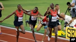 Asbel Kipropdu Kenya jubule en franchissant la ligne d'arrivée, décrochant ainsi la médaille d'or du 1500 m, Pékin, 30 aout 2015