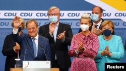 Pemimpin hristian Democratic Union (CDU) dan kandidat teratas untuk kanselir Armin Laschet muncul setelah exit poll pertama untuk pemilihan umum di Berlin, Jerman, 26 September 2021. (Foto: REUTERS/Fabrizio Bensch)