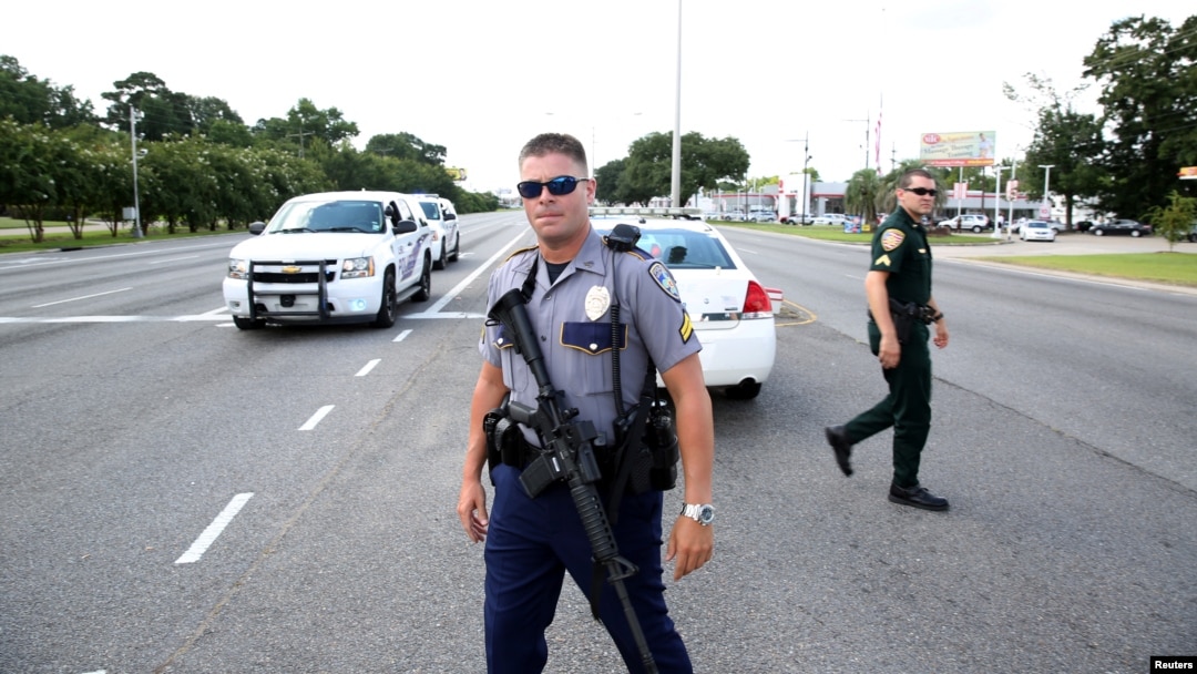 Polisi memblokade lokasi penembakan terhadap enam orang polisi di kota Baton Rouge, Louisiana, Minggu pagi (17/7). 