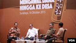 Dari kiri: Wagub Jatim Saifullah Yusuf, Menteri Desa PDT Marwan Jafar, dan Plt. Wakil Ketua KPK Johan Budi pada acara dialog interaktif membahas Dana Desa di Grahadi, Surabaya, Jatim hari Jumat 16 Oktober 2015 (VOA/Petrus Riski). 