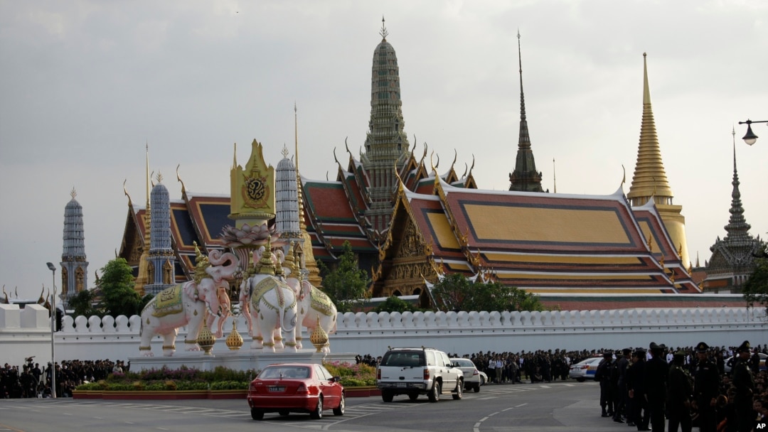 Konvoi kendaraan yang membawa jenazah Raja Thailand Bhumibol Adulyadej saat memasuki Grand Palace di Bangkok, Thailand, 14 Oktober 2016 (AP Photo/Sakchai Lalit)