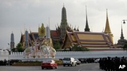 Konvoi kendaraan yang membawa jenazah Raja Thailand Bhumibol Adulyadej saat memasuki Grand Palace di Bangkok, Thailand, 14 Oktober 2016 (AP Photo/Sakchai Lalit)