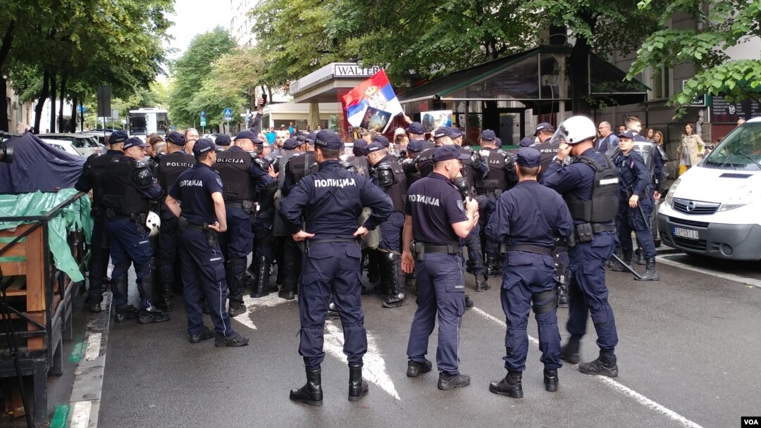 Policija sprečava pripadnike desničarskih organizacija da priđu mestu održavanja festivala "Merdita - dobar dan", koji je otvoren u sredu uveče u Centru za kulturnu dekontaminaciju, u Beogradu, 29. maja 2019.
