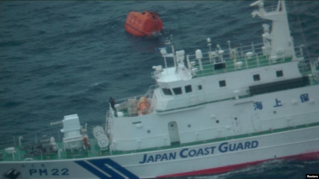 日本海警船2023年1月25日到达一艘中国货轮沉没的海域时找到了漂浮在海上的救生艇。（日本海警队提供）