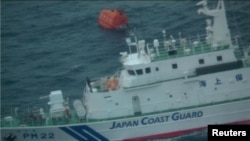 日本海警船2023年1月25日到达一艘中国货轮沉没的海域时找到了漂浮在海上的救生艇。（日本海警队提供）