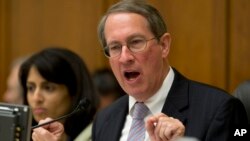 ຜູ້ແທນ Bob Goodlatte, ປະທານຄະນະກໍາມະການດ້ານຕຸລາ ການຂອງສະພາຕໍ່າ ທີ່ກໍາກັບເບິ່ງບັນຫາຄົນເຂົ້າເມືອງສະຫະລັດ