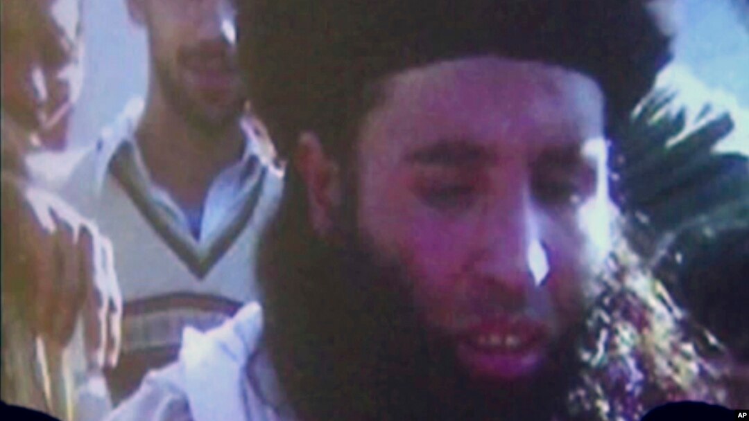 Dalam gambar yang diambil dari siaran video pada Kamis, 7 November 2013, tampak foto Mullah Fazlullah di layar proyektor di Pakistan.