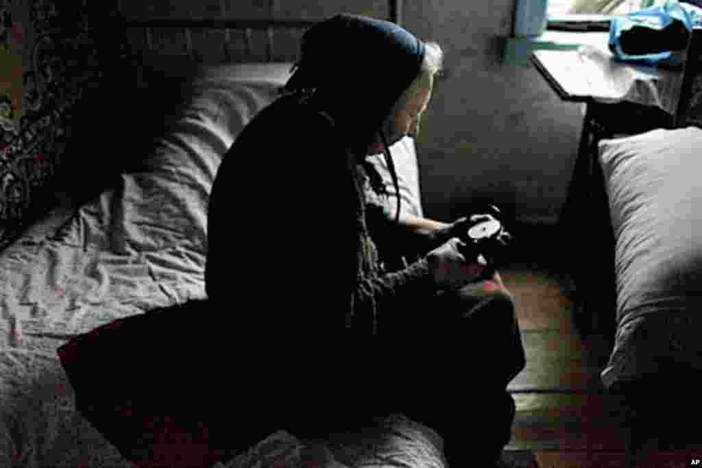 Lida Masanovitz, 74, a former nurse, measures her blood pressure in her home. The Ukrainian government believes radiation-related diseases in Ukraine have nearly quadrupled since the 1986 power plant explosion, (VOA - D. Markosian, April 2011)