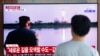 Peluncuran rudal Korea Utara ditayangkan dalam program berita di televisi di Stasiun Kereta Api Seoul, Korea Selatan, 6 Agustus 2019. 