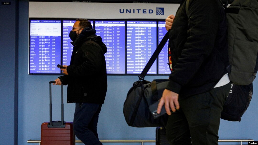 FILE - Travelers walk through O'Hare International Airport ahead of the Thanksgiving holiday in Chicago, Illinois, Nov. 20, 2021. 