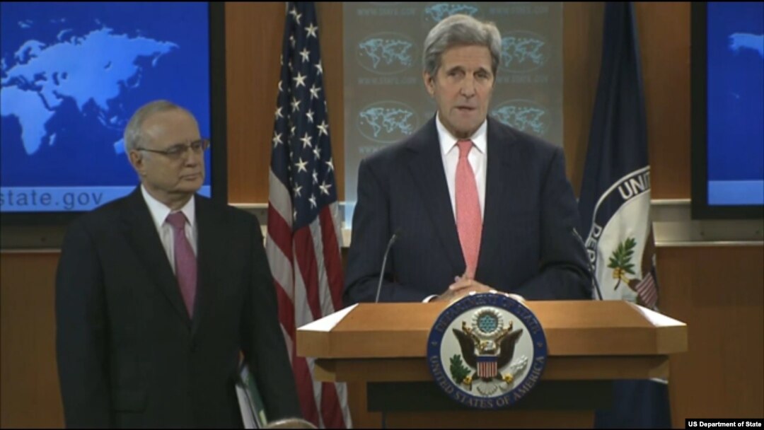 Ngoại trưởng Mỹ John Kerry và Đại sứ lưu động của Hoa Kỳ đặc trách Tự do Tôn giáo Quốc tế David Saperstein công bố phúc trình về Tự do Tôn giáo Quốc tế năm 2014 tại Bộ Ngoại giao Hoa Kỳ (Ảnh: state.gov)