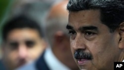 Presiden Venezuela Nicolas Maduro menghadiri acara penandatanganan perjanjian untuk menghormati hasil pilpres mendatang di markas Dewas Pemilu Nasional di Caracas, Venezuela, pada 20 Juni 2024. (Foto: AP/Ariana Cubillos) 