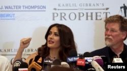 Bintang film Salma Hayek dalam konferensi pers "The Prophet" bersama penulis skenario dan sutradara Roger Allers di Beirut, Lebanon (27/4). (Reuters/Aziz Taher)