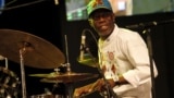 Le batteur ivorien Paco Sery en concert au Masa à Abidjan le 10 mars 2016.