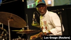 Le batteur ivorien Paco Sery en concert au Masa à Abidjan le 10 mars 2016.