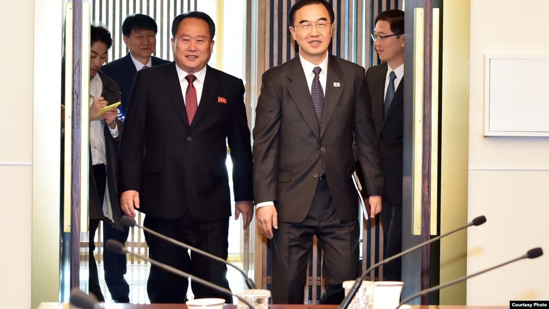 The 5th inter-Korean high-level talks were held at the House of Peace in Panmunjom on October 15, 2018, with South Korean Unification Minister Cho Myoung-gyon, right, and his North Korean counterpart Ri Son Gwon. 
