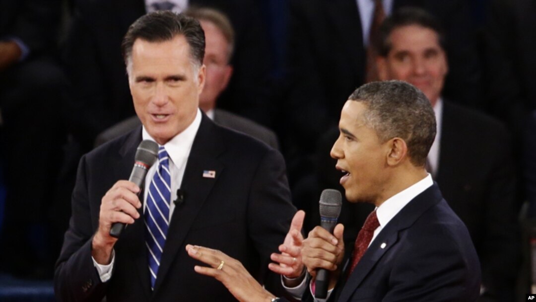 Presiden Obama (kiri) dan Mitt Romney dalam debat capres di Universitas Hofstra, New York (16/10).