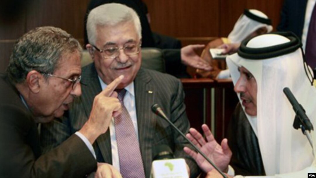 Sekjen Liga Arab Amr Moussa (kiri) berbicara dengan Presiden Palestina Mahmoud Abbas (tengah) dan Menlu QatarSheik Hamad Bin Jassem di Sirte, Libya, hari ini 8 Oktober 2010.