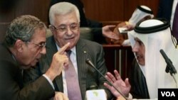 Sekjen Liga Arab Amr Moussa (kiri) berbicara dengan Presiden Palestina Mahmoud Abbas (tengah) dan Menlu QatarSheik Hamad Bin Jassem di Sirte, Libya, hari ini 8 Oktober 2010.