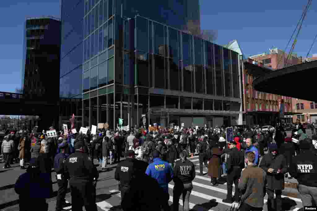 La gente asiste a una marcha y manifestación &quot;Unirnos y resistir&quot; por el Día Internacional de la Mujer frente a una tienda Tesla en la ciudad de Nueva York, EE. UU., el 8 de marzo de 2025. REUTERS/Jeenah Moon