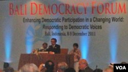 Menteri Luar Negeri Indonesia Marty Natalegawa memberikan sambutan pada penutupan 'Bali Democracy Forum IV' di Nusa Dua, Bali (9/12).