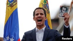 委内瑞拉反对派领导人胡安·瓜伊多(Juan Guaido)在反对马杜罗的群众大会上手持宪法。