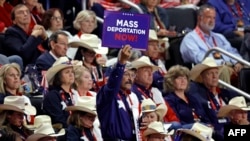 Um delegado do Texas segura um cartaz durante o terceiro dia da Convenção Nacional Republicana de 2024 no Fórum Fiserv em Milwaukee, Wisconsin, a 17 de julho de 2024.