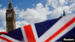 Britanska zastava nadomak parlamenta u Londonu.