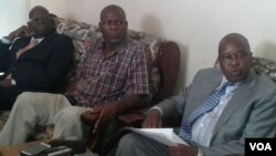 uMnu. Tshinga Dube (osekucineni lapha esandleni sokunxele) ususwe esikhundleni sakhe sokukhangela inswelo zabalwa impi yenkululeko.