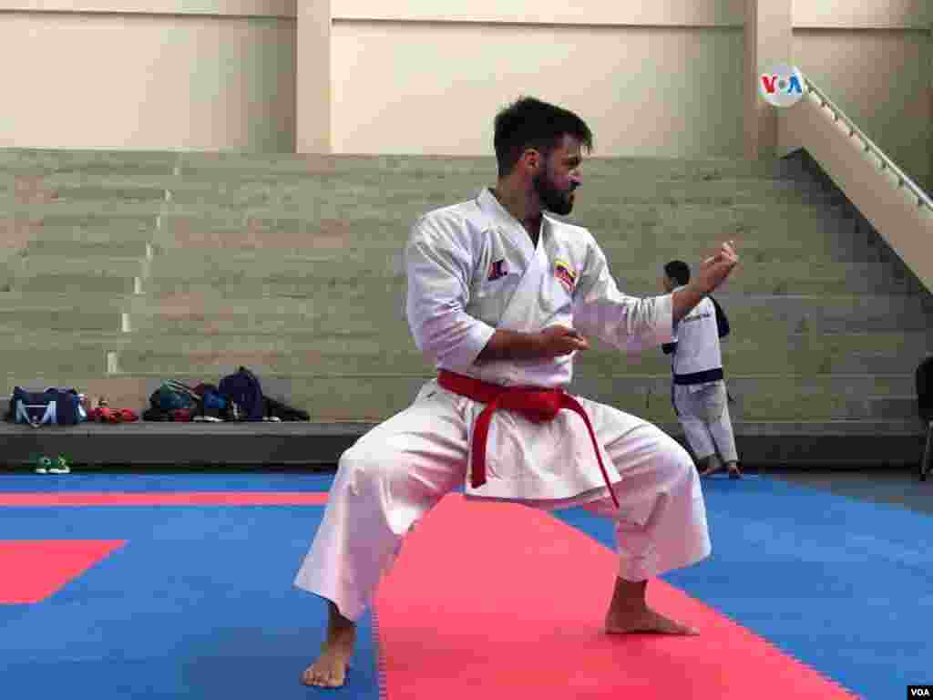 &ldquo;En la selección de karate yo creo que la gran mayoría está viviendo fuera de Venezuela. Antes, teníamos la posibilidad de hacer concentraciones, de entrenar juntos. Ahora, nos vemos en los eventos directamente&rdquo;, asegura Antonio Díaz, miembro de la selección nacional de karate de Venezuela.