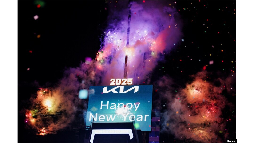 Sebuah papan elektronik menampilkan ucapan Selamat Tahun Baru di tengah letusan kembang api setelah bola raksasa diturunkan di Times Square dalam perayaan pergantian tahun 2025, Rabu, 1 Januari 2025. (Foto: Adam Gray/Reuters)