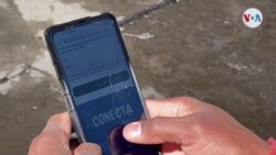 Solicitante de asilo introduce su información en la aplicación Conecta