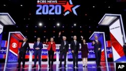 Bivši gradonačelnikNew Yorka Michael Bloomberg, bivši gradonačelnik South Benda Pete Buttigieg, senatorka iz Elizabeth Warren, senator Bernie Sanders, bivši potpredsjednik Joe Biden i senatorka iz Amy Klobuchar (s lijeva) poslije debate u Charlestonu