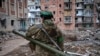 烏克蘭士兵肩扛防空導彈發射器在巴赫穆特與俄國侵略者激戰。（2023年3月15日）