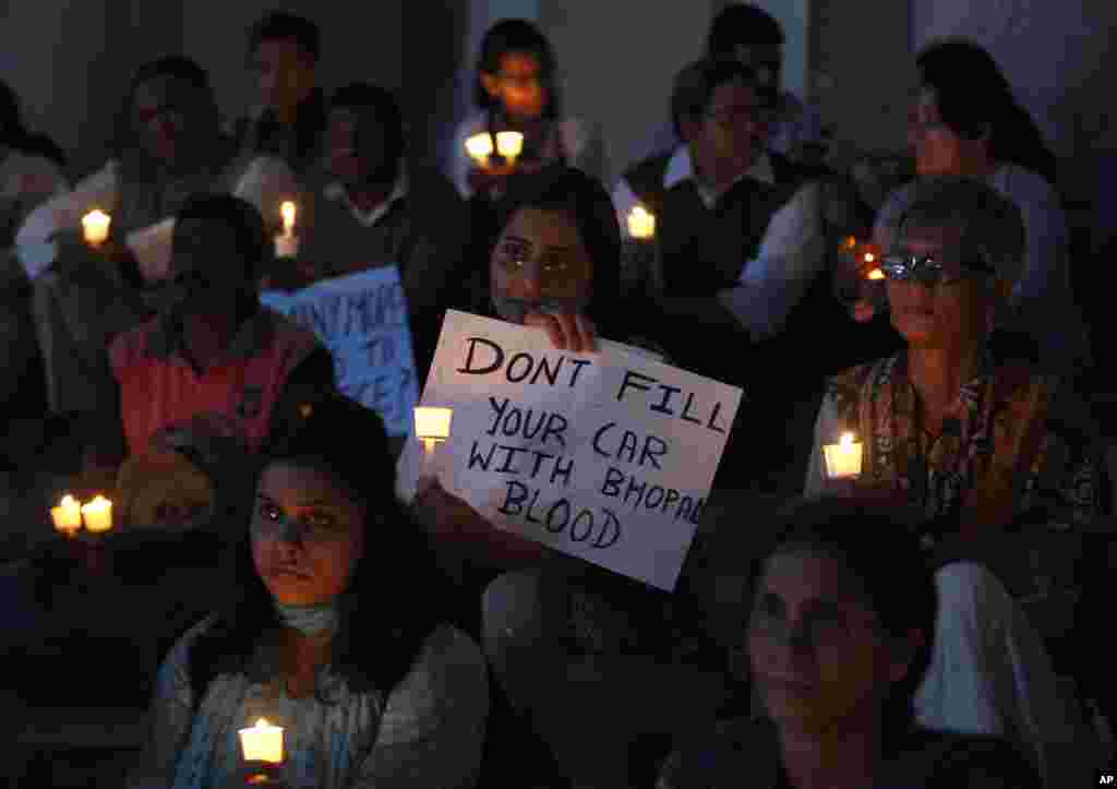 Para anggota kelompok mahasiswa dan aktivis organisasi sosial berpartisipasi dalam doa bersama sebagai solidaritas dengan para penyintas tragedi gas Bhopal di Bangalore, India (2/12).(AP/Aijaz Rahi)