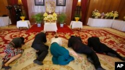 Beberapa warga berdoa di depan potret Raja Bhumibol Adulyadej di Grand Palace di Bangkok, Thailand, Februari 2016.