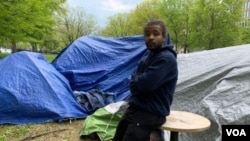 Michael Doss sjedi ispred svog šatora u parku u Washingtonu, DC. Beskućnik je više od godinu dana. (Chris Simkins / VOA)