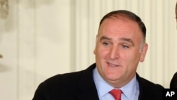 El chef José Andrés dijo que no continuará con los planes de un restaurante en un hotel de Trump después de comentarios contra los hispanos.