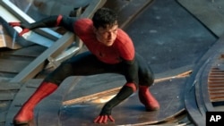 L'acteur Tom Holland joue dans une scène de "Spider-Man : No Way Home" de Columbia Pictures. (Sony Pictures via AP)