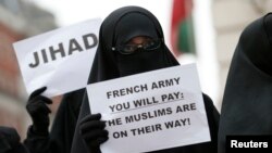 Birtanski islamisti učestvuju u protestu ispred francuske ambasade u Londonu, 12. januara 2013. kada su francuski avioni gadjali islamiste u Maliju.
