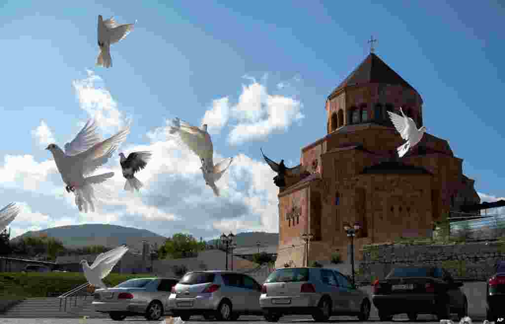 아르메니아와 아제르바이잔의 무력 충돌이 계속되고 있는 영토 분쟁지역 나고르노-카라바흐르의 스테파나케르트 대성당 앞에서 비둘기들이 날아가고 있다. 나고르노-카라바흐르는 국제법상 아제르바이잔 영토지만 아르메니아 세력이 지배하고 있다. 