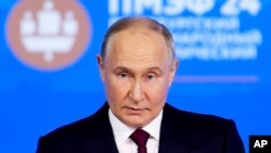 El presidente ruso Vladimir Putin se dirige a una sesión plenaria del Foro Económico Internacional de San Petersburgo en San Petersburgo, Rusia, el viernes 7 de junio de 2024.