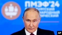 Tổng thống Nga Vladimir Putin dự Diễn đàn Kinh tế Quốc tế St. Petersburg ngày 7/6/2024. Báo Vedomosti của Nga đưa tin ông Putin có thể thăm Việt Nam sớm nhất là vào tháng 6 và rất có thể là ngay sau chuyến thăm Triều Tiên.