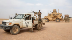 资料照片：美军士兵与叙利亚武装人员在叙利亚冲突降级区巡逻。(2025年6月11日)