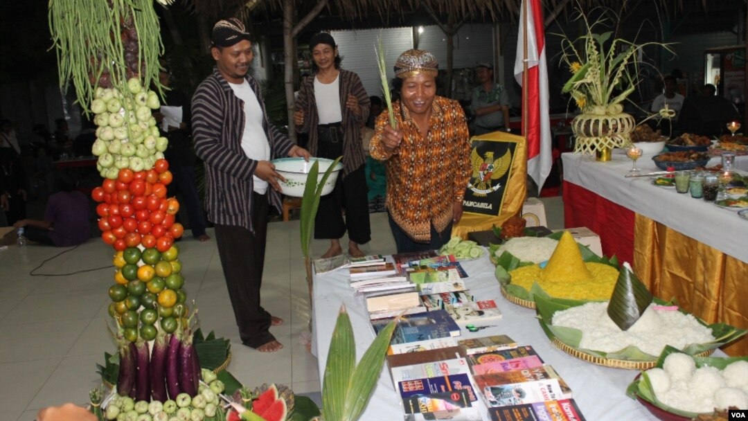 Prosesi penyucian sesaji pada Upacara Greget Sura di Surabaya (5/11). (VOA/Petrus Riski)