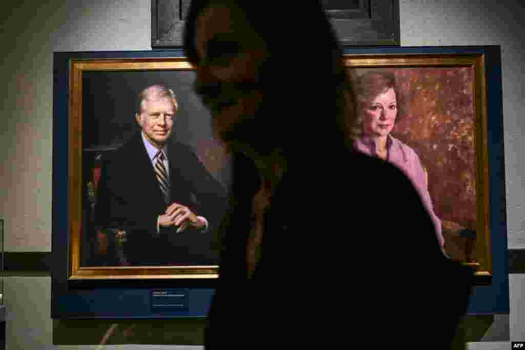 Les portraits de l'ex président américain Jimmy Carter et son épouse Rosalynn Carter à Plains, en Géorgie, le 1er octobre 2024. (CHANDAN KHANNA/AFP)