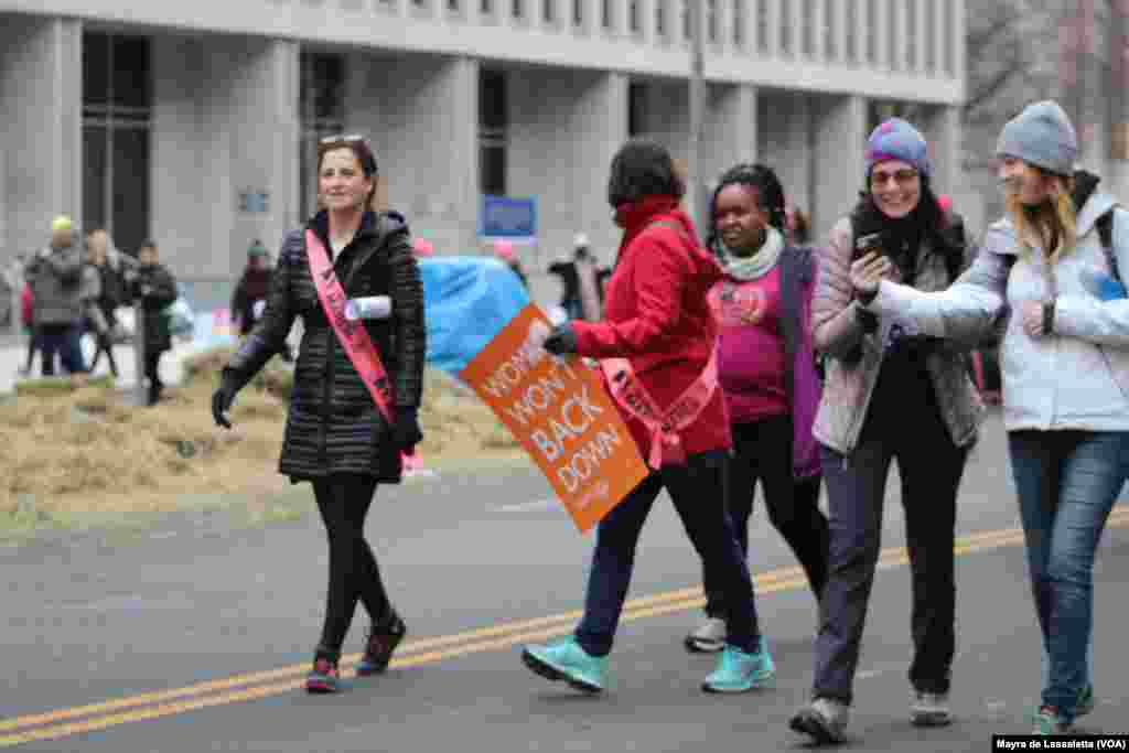 Marcha da Mulher, um movimento contra a presidência de Donald Trump. Milhares estão em Washington DC para demonstrar a sua insatisfação e apoio a Hillary Clinton e aos direitos das mulheres