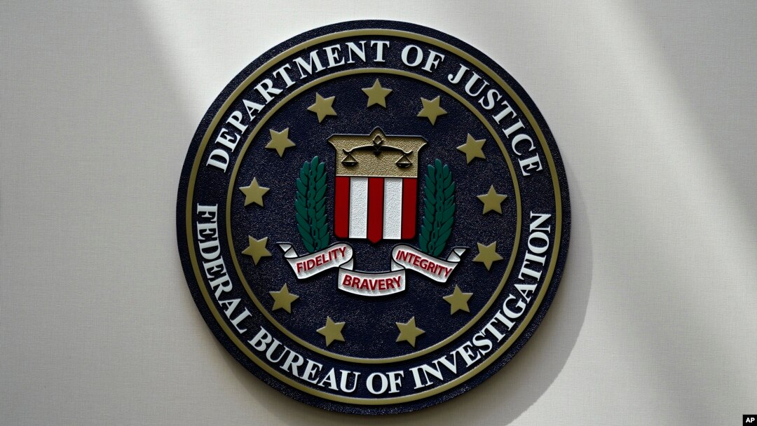 FBI pečat prikazan je na zidu u Omahi, Nebraska, 10. avgusta 2022.